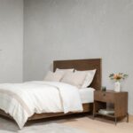 Tempat Tidur Kayu dan Besi Minimalis