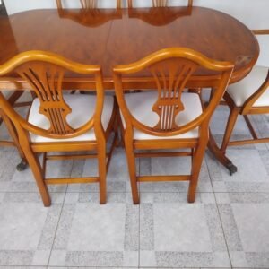 Satu Set Meja Makan Klasik Terbaru Bradley