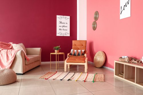 Kombinasi cat warna pink muda dengan merah untuk dinding