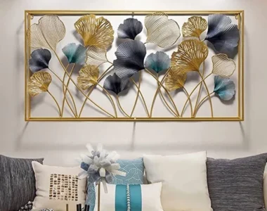 penataan pigura di dinding ruang tamu