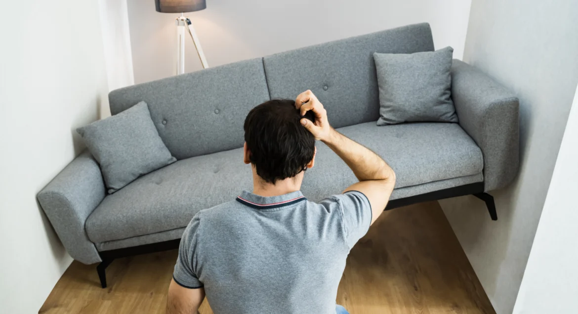 Memilih furniture merupakan keputusan penting dalam merancang ruang. Dalam artikel ini, kita akan membahas beberapa kesalahan umum saat membeli furniture dan strategi untuk menghindarinya. Salah satunya adalah resiko memilih tanpa memperhitungkan ukuran ruang dengan baik. Kualitas bahan, tipe, dan gaya furniture turut menjadi faktor penentu pembelian yang bijak. Mari pelajari lebih lanjut untuk membuat keputusan yang tepat dalam memilih furniture yang sesuai dengan kebutuhan dan preferensi Anda. Resiko Memilih Furniture tanpa Mengukur Ruang Terlebih Dahulu Salah satu kesalahan umum saat membeli furniture adalah tidak mengukur ruang terlebih dahulu. Hal ini dapat berakibat pada kesesuaian ukuran furniture dengan ruangan yang ada. Ketidaktertarikan furniture yang dibeli dapat disebabkan oleh ketidakcocokan ukuran, menciptakan tata letak ruangan yang tidak optimal. Dengan mengukur ruang terlebih dahulu sebelum membeli furniture, akan membantu dalam memilih furniture yang sesuai dengan ukuran yang tepat. Kesiapan pengukuran ruang juga dapat mempermudah dalam menentukan pilihan furniture yang pas dan tidak berlebihan untuk ruangan yang tersedia. Seringkali, keputusan impulsif tanpa pertimbangan ukuran ruang dapat menyebabkan ketidaknyamanan dalam ruangan dan kesulitan dalam penataan furniture. Langkah sederhana ini dapat menghindari potensi penyesalan dan memastikan bahwa furniture yang dibeli benar-benar dapat fungsional dan estetis dalam ruangan yang ada. Oleh karena itu, mengukur ruang terlebih dahulu sebelum pembelian adalah langkah yang bijaksana untuk diambil. Pentingnya Memperhatikan Kualitas Bahan dalam Pembelian Furniture Pentingnya memperhatikan kualitas bahan dalam pembelian furniture sangat penting untuk memastikan keberlangsungan serta kenyamanan penggunaan. Bahan yang berkualitas akan mendukung daya tahan dan estetika furniture dalam jangka panjang. Perhatikan jenis kayu, material kain, hingga finishing yang digunakan untuk menghindari kerusakan dan kekecewaan di kemudian hari. Kualitas bahan juga berpengaruh pada tingkat keamanan penggunaan furniture. Pastikan bahan yang digunakan tidak mengandung bahan berbahaya dan aman bagi kesehatan penghuni rumah. Memilih bahan berkualitas juga akan memberikan nilai tambah pada tampilan ruangan serta menunjukkan kepedulian terhadap lingkungan sekitar. Dalam proses pembelian furniture, jangan hanya tergoda oleh tampilan visual semata. Perhatikan informasi mengenai bahan-bahan yang digunakan secara detil. Melakukan riset tentang karakteristik bahan dan merek produsen dapat menjadi langkah tepat untuk mendapatkan furniture yang sesuai dengan kebutuhan dan budget Anda. Memahami Tipe dan Gaya Furniture yang Sesuai dengan Selera dan Kebutuhan Memahami tipe dan gaya furniture yang sesuai dengan selera dan kebutuhan sangat penting dalam proses pembelian. Saat memilih furniture, pertimbangkanlah gaya dekorasi ruangan Anda. Misalnya, untuk gaya minimalis, pilihlah furniture dengan desain simpel dan warna netral. Selain itu, pertimbangkan juga kebutuhan fungsional dari furniture yang akan Anda beli. Apakah Anda memerlukan lemari tambahan untuk menyimpan barang-barang atau sofa yang nyaman untuk bersantai di ruang keluarga? Pilihlah furniture yang tidak hanya estetis tetapi juga memenuhi kebutuhan sehari-hari Anda. Memahami tipe material furniture juga krusial. Misalnya, furniture kayu solid mungkin lebih tahan lama daripada furniture berbahan partikel board. Pilihlah material yang sesuai dengan lifestyle Anda dan pastikan dapat bertahan dalam jangka waktu yang lama tanpa perlu sering diganti. Kesalahan Umum Terkait Pemeliharaan dan Pemakaian Furniture Pemeliharaan dan pemakaian yang tepat adalah kunci untuk menjaga keindahan dan keawetan furniture. Berikut adalah beberapa kesalahan umum yang sering terjadi terkait pemeliharaan dan pemakaian furniture: Mengabaikan Petunjuk Perawatan: Sering kali, orang mengabaikan petunjuk perawatan yang disarankan oleh produsen. Penting untuk mengikuti petunjuk ini agar furniture tetap awet dan terlihat seperti baru. Tidak Membersihkan Secara Berkala: Salah satu kesalahan umum adalah tidak membersihkan furniture secara teratur. Debu dan kotoran yang menumpuk dapat merusak bahan dan memengaruhi penampilan furniture. Penggunaan Bahan Pembersih yang Tidak Sesuai: Penggunaan bahan pembersih yang tidak sesuai dengan jenis bahan furniture juga dapat menjadi masalah. Sebaiknya selalu periksa petunjuk pembersihan dan gunakan bahan yang aman. Tidak Melindungi dari Sinar Matahari: Paparan langsung terhadap sinar matahari dapat menyebabkan perubahan warna pada furniture. Menggunakan tirai atau penutup saat sinar matahari terlalu terang dapat membantu mencegah kerusakan ini. Dengan menghindari kesalahan-kesalahan di atas, Anda dapat memperpanjang umur dan menjaga keindahan furniture Anda dengan baik. Strategi Menghindari Kesalahan saat Membeli Furniture Secara Online Untuk menghindari kesalahan saat membeli furniture secara online, penting untuk melakukan riset terlebih dahulu. Pastikan untuk membaca ulasan dari pembeli sebelumnya dan mencari informasi tentang reputasi toko online tersebut. Selain itu, pastikan untuk memeriksa dengan teliti detail dan spesifikasi produk yang ingin dibeli. Selalu perhatikan kebijakan pengembalian barang dari toko online tempat Anda berbelanja. Pastikan Anda memahami dengan jelas syarat dan ketentuan pengembalian produk jika ternyata barang yang Anda beli tidak sesuai dengan ekspektasi. Hal ini sangat penting untuk menghindari masalah di kemudian hari. Sebaiknya juga pastikan untuk memverifikasi keamanan website toko online tersebut sebelum melakukan transaksi. Verifikasi apakah website menggunakan protokol keamanan seperti HTTPS untuk melindungi data pribadi Anda. Mengutamakan transaksi melalui website yang terpercaya dan terjamin keamanannya akan membantu mencegah potensi penipuan atau kebocoran informasi pribadi Anda. Dengan memahami kesalahan umum saat membeli furniture dan langkah-langkah menghindarinya, Anda dapat membuat keputusan yang lebih bijaksana dalam mempercantik ruang Anda. Pilihlah furniture dengan cermat, pertimbangkan ruang serta kebutuhan Anda, dan perhatikan kualitas bahan untuk kepuasan jangka panjang. Dengan demikian, Anda dapat menghindari kesalahan yang umum terjadi saat membeli furniture dan memastikan investasi Anda memberikan nilai yang maksimal. Dengan memperhatikan tips-tips tersebut, pengalaman belanja furniture Anda di masa depan diharapkan dapat menjadi lebih baik dan berkualitas. Semoga informasi ini bermanfaat untuk Anda dalam memilih furniture yang tepat untuk rumah atau ruangan Anda.