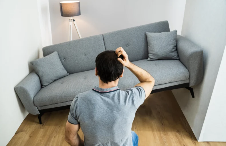 Memilih furniture merupakan keputusan penting dalam merancang ruang. Dalam artikel ini, kita akan membahas beberapa kesalahan umum saat membeli furniture dan strategi untuk menghindarinya. Salah satunya adalah resiko memilih tanpa memperhitungkan ukuran ruang dengan baik. Kualitas bahan, tipe, dan gaya furniture turut menjadi faktor penentu pembelian yang bijak. Mari pelajari lebih lanjut untuk membuat keputusan yang tepat dalam memilih furniture yang sesuai dengan kebutuhan dan preferensi Anda. Resiko Memilih Furniture tanpa Mengukur Ruang Terlebih Dahulu Salah satu kesalahan umum saat membeli furniture adalah tidak mengukur ruang terlebih dahulu. Hal ini dapat berakibat pada kesesuaian ukuran furniture dengan ruangan yang ada. Ketidaktertarikan furniture yang dibeli dapat disebabkan oleh ketidakcocokan ukuran, menciptakan tata letak ruangan yang tidak optimal. Dengan mengukur ruang terlebih dahulu sebelum membeli furniture, akan membantu dalam memilih furniture yang sesuai dengan ukuran yang tepat. Kesiapan pengukuran ruang juga dapat mempermudah dalam menentukan pilihan furniture yang pas dan tidak berlebihan untuk ruangan yang tersedia. Seringkali, keputusan impulsif tanpa pertimbangan ukuran ruang dapat menyebabkan ketidaknyamanan dalam ruangan dan kesulitan dalam penataan furniture. Langkah sederhana ini dapat menghindari potensi penyesalan dan memastikan bahwa furniture yang dibeli benar-benar dapat fungsional dan estetis dalam ruangan yang ada. Oleh karena itu, mengukur ruang terlebih dahulu sebelum pembelian adalah langkah yang bijaksana untuk diambil. Pentingnya Memperhatikan Kualitas Bahan dalam Pembelian Furniture Pentingnya memperhatikan kualitas bahan dalam pembelian furniture sangat penting untuk memastikan keberlangsungan serta kenyamanan penggunaan. Bahan yang berkualitas akan mendukung daya tahan dan estetika furniture dalam jangka panjang. Perhatikan jenis kayu, material kain, hingga finishing yang digunakan untuk menghindari kerusakan dan kekecewaan di kemudian hari. Kualitas bahan juga berpengaruh pada tingkat keamanan penggunaan furniture. Pastikan bahan yang digunakan tidak mengandung bahan berbahaya dan aman bagi kesehatan penghuni rumah. Memilih bahan berkualitas juga akan memberikan nilai tambah pada tampilan ruangan serta menunjukkan kepedulian terhadap lingkungan sekitar. Dalam proses pembelian furniture, jangan hanya tergoda oleh tampilan visual semata. Perhatikan informasi mengenai bahan-bahan yang digunakan secara detil. Melakukan riset tentang karakteristik bahan dan merek produsen dapat menjadi langkah tepat untuk mendapatkan furniture yang sesuai dengan kebutuhan dan budget Anda. Memahami Tipe dan Gaya Furniture yang Sesuai dengan Selera dan Kebutuhan Memahami tipe dan gaya furniture yang sesuai dengan selera dan kebutuhan sangat penting dalam proses pembelian. Saat memilih furniture, pertimbangkanlah gaya dekorasi ruangan Anda. Misalnya, untuk gaya minimalis, pilihlah furniture dengan desain simpel dan warna netral. Selain itu, pertimbangkan juga kebutuhan fungsional dari furniture yang akan Anda beli. Apakah Anda memerlukan lemari tambahan untuk menyimpan barang-barang atau sofa yang nyaman untuk bersantai di ruang keluarga? Pilihlah furniture yang tidak hanya estetis tetapi juga memenuhi kebutuhan sehari-hari Anda. Memahami tipe material furniture juga krusial. Misalnya, furniture kayu solid mungkin lebih tahan lama daripada furniture berbahan partikel board. Pilihlah material yang sesuai dengan lifestyle Anda dan pastikan dapat bertahan dalam jangka waktu yang lama tanpa perlu sering diganti. Kesalahan Umum Terkait Pemeliharaan dan Pemakaian Furniture Pemeliharaan dan pemakaian yang tepat adalah kunci untuk menjaga keindahan dan keawetan furniture. Berikut adalah beberapa kesalahan umum yang sering terjadi terkait pemeliharaan dan pemakaian furniture: Mengabaikan Petunjuk Perawatan: Sering kali, orang mengabaikan petunjuk perawatan yang disarankan oleh produsen. Penting untuk mengikuti petunjuk ini agar furniture tetap awet dan terlihat seperti baru. Tidak Membersihkan Secara Berkala: Salah satu kesalahan umum adalah tidak membersihkan furniture secara teratur. Debu dan kotoran yang menumpuk dapat merusak bahan dan memengaruhi penampilan furniture. Penggunaan Bahan Pembersih yang Tidak Sesuai: Penggunaan bahan pembersih yang tidak sesuai dengan jenis bahan furniture juga dapat menjadi masalah. Sebaiknya selalu periksa petunjuk pembersihan dan gunakan bahan yang aman. Tidak Melindungi dari Sinar Matahari: Paparan langsung terhadap sinar matahari dapat menyebabkan perubahan warna pada furniture. Menggunakan tirai atau penutup saat sinar matahari terlalu terang dapat membantu mencegah kerusakan ini. Dengan menghindari kesalahan-kesalahan di atas, Anda dapat memperpanjang umur dan menjaga keindahan furniture Anda dengan baik. Strategi Menghindari Kesalahan saat Membeli Furniture Secara Online Untuk menghindari kesalahan saat membeli furniture secara online, penting untuk melakukan riset terlebih dahulu. Pastikan untuk membaca ulasan dari pembeli sebelumnya dan mencari informasi tentang reputasi toko online tersebut. Selain itu, pastikan untuk memeriksa dengan teliti detail dan spesifikasi produk yang ingin dibeli. Selalu perhatikan kebijakan pengembalian barang dari toko online tempat Anda berbelanja. Pastikan Anda memahami dengan jelas syarat dan ketentuan pengembalian produk jika ternyata barang yang Anda beli tidak sesuai dengan ekspektasi. Hal ini sangat penting untuk menghindari masalah di kemudian hari. Sebaiknya juga pastikan untuk memverifikasi keamanan website toko online tersebut sebelum melakukan transaksi. Verifikasi apakah website menggunakan protokol keamanan seperti HTTPS untuk melindungi data pribadi Anda. Mengutamakan transaksi melalui website yang terpercaya dan terjamin keamanannya akan membantu mencegah potensi penipuan atau kebocoran informasi pribadi Anda. Dengan memahami kesalahan umum saat membeli furniture dan langkah-langkah menghindarinya, Anda dapat membuat keputusan yang lebih bijaksana dalam mempercantik ruang Anda. Pilihlah furniture dengan cermat, pertimbangkan ruang serta kebutuhan Anda, dan perhatikan kualitas bahan untuk kepuasan jangka panjang. Dengan demikian, Anda dapat menghindari kesalahan yang umum terjadi saat membeli furniture dan memastikan investasi Anda memberikan nilai yang maksimal. Dengan memperhatikan tips-tips tersebut, pengalaman belanja furniture Anda di masa depan diharapkan dapat menjadi lebih baik dan berkualitas. Semoga informasi ini bermanfaat untuk Anda dalam memilih furniture yang tepat untuk rumah atau ruangan Anda.