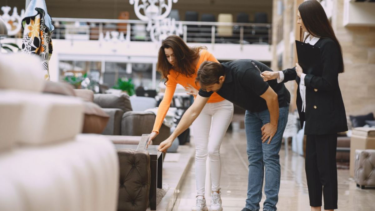 Memilih furniture merupakan keputusan penting dalam merancang ruang. Dalam artikel ini, kita akan membahas beberapa kesalahan umum saat membeli furniture dan strategi untuk menghindarinya. Salah satunya adalah resiko memilih tanpa memperhitungkan ukuran ruang dengan baik.
Kualitas bahan, tipe, dan gaya furniture turut menjadi faktor penentu pembelian yang bijak. Mari pelajari lebih lanjut untuk membuat keputusan yang tepat dalam memilih furniture yang sesuai dengan kebutuhan dan preferensi Anda.
Resiko Memilih Furniture tanpa Mengukur Ruang Terlebih Dahulu
Salah satu kesalahan umum saat membeli furniture adalah tidak mengukur ruang terlebih dahulu. Hal ini dapat berakibat pada kesesuaian ukuran furniture dengan ruangan yang ada. Ketidaktertarikan furniture yang dibeli dapat disebabkan oleh ketidakcocokan ukuran, menciptakan tata letak ruangan yang tidak optimal.
Dengan mengukur ruang terlebih dahulu sebelum membeli furniture, akan membantu dalam memilih furniture yang sesuai dengan ukuran yang tepat. Kesiapan pengukuran ruang juga dapat mempermudah dalam menentukan pilihan furniture yang pas dan tidak berlebihan untuk ruangan yang tersedia.
Seringkali, keputusan impulsif tanpa pertimbangan ukuran ruang dapat menyebabkan ketidaknyamanan dalam ruangan dan kesulitan dalam penataan furniture. Langkah sederhana ini dapat menghindari potensi penyesalan dan memastikan bahwa furniture yang dibeli benar-benar dapat fungsional dan estetis dalam ruangan yang ada. Oleh karena itu, mengukur ruang terlebih dahulu sebelum pembelian adalah langkah yang bijaksana untuk diambil.
Pentingnya Memperhatikan Kualitas Bahan dalam Pembelian Furniture
Pentingnya memperhatikan kualitas bahan dalam pembelian furniture sangat penting untuk memastikan keberlangsungan serta kenyamanan penggunaan. Bahan yang berkualitas akan mendukung daya tahan dan estetika furniture dalam jangka panjang. Perhatikan jenis kayu, material kain, hingga finishing yang digunakan untuk menghindari kerusakan dan kekecewaan di kemudian hari.
Kualitas bahan juga berpengaruh pada tingkat keamanan penggunaan furniture. Pastikan bahan yang digunakan tidak mengandung bahan berbahaya dan aman bagi kesehatan penghuni rumah. Memilih bahan berkualitas juga akan memberikan nilai tambah pada tampilan ruangan serta menunjukkan kepedulian terhadap lingkungan sekitar.
Dalam proses pembelian furniture, jangan hanya tergoda oleh tampilan visual semata. Perhatikan informasi mengenai bahan-bahan yang digunakan secara detil. Melakukan riset tentang karakteristik bahan dan merek produsen dapat menjadi langkah tepat untuk mendapatkan furniture yang sesuai dengan kebutuhan dan budget Anda.
Memahami Tipe dan Gaya Furniture yang Sesuai dengan Selera dan Kebutuhan
Memahami tipe dan gaya furniture yang sesuai dengan selera dan kebutuhan sangat penting dalam proses pembelian. Saat memilih furniture, pertimbangkanlah gaya dekorasi ruangan Anda. Misalnya, untuk gaya minimalis, pilihlah furniture dengan desain simpel dan warna netral.
Selain itu, pertimbangkan juga kebutuhan fungsional dari furniture yang akan Anda beli. Apakah Anda memerlukan lemari tambahan untuk menyimpan barang-barang atau sofa yang nyaman untuk bersantai di ruang keluarga? Pilihlah furniture yang tidak hanya estetis tetapi juga memenuhi kebutuhan sehari-hari Anda.
Memahami tipe material furniture juga krusial. Misalnya, furniture kayu solid mungkin lebih tahan lama daripada furniture berbahan partikel board. Pilihlah material yang sesuai dengan lifestyle Anda dan pastikan dapat bertahan dalam jangka waktu yang lama tanpa perlu sering diganti.
Kesalahan Umum Terkait Pemeliharaan dan Pemakaian Furniture
Pemeliharaan dan pemakaian yang tepat adalah kunci untuk menjaga keindahan dan keawetan furniture. Berikut adalah beberapa kesalahan umum yang sering terjadi terkait pemeliharaan dan pemakaian furniture:
Mengabaikan Petunjuk Perawatan: Sering kali, orang mengabaikan petunjuk perawatan yang disarankan oleh produsen. Penting untuk mengikuti petunjuk ini agar furniture tetap awet dan terlihat seperti baru.
Tidak Membersihkan Secara Berkala: Salah satu kesalahan umum adalah tidak membersihkan furniture secara teratur. Debu dan kotoran yang menumpuk dapat merusak bahan dan memengaruhi penampilan furniture.
Penggunaan Bahan Pembersih yang Tidak Sesuai: Penggunaan bahan pembersih yang tidak sesuai dengan jenis bahan furniture juga dapat menjadi masalah. Sebaiknya selalu periksa petunjuk pembersihan dan gunakan bahan yang aman.
Tidak Melindungi dari Sinar Matahari: Paparan langsung terhadap sinar matahari dapat menyebabkan perubahan warna pada furniture. Menggunakan tirai atau penutup saat sinar matahari terlalu terang dapat membantu mencegah kerusakan ini.
Dengan menghindari kesalahan-kesalahan di atas, Anda dapat memperpanjang umur dan menjaga keindahan furniture Anda dengan baik.
Strategi Menghindari Kesalahan saat Membeli Furniture Secara Online
Untuk menghindari kesalahan saat membeli furniture secara online, penting untuk melakukan riset terlebih dahulu. Pastikan untuk membaca ulasan dari pembeli sebelumnya dan mencari informasi tentang reputasi toko online tersebut. Selain itu, pastikan untuk memeriksa dengan teliti detail dan spesifikasi produk yang ingin dibeli.
Selalu perhatikan kebijakan pengembalian barang dari toko online tempat Anda berbelanja. Pastikan Anda memahami dengan jelas syarat dan ketentuan pengembalian produk jika ternyata barang yang Anda beli tidak sesuai dengan ekspektasi. Hal ini sangat penting untuk menghindari masalah di kemudian hari.
Sebaiknya juga pastikan untuk memverifikasi keamanan website toko online tersebut sebelum melakukan transaksi. Verifikasi apakah website menggunakan protokol keamanan seperti HTTPS untuk melindungi data pribadi Anda. Mengutamakan transaksi melalui website yang terpercaya dan terjamin keamanannya akan membantu mencegah potensi penipuan atau kebocoran informasi pribadi Anda.
Dengan memahami kesalahan umum saat membeli furniture dan langkah-langkah menghindarinya, Anda dapat membuat keputusan yang lebih bijaksana dalam mempercantik ruang Anda. Pilihlah furniture dengan cermat, pertimbangkan ruang serta kebutuhan Anda, dan perhatikan kualitas bahan untuk kepuasan jangka panjang.
Dengan demikian, Anda dapat menghindari kesalahan yang umum terjadi saat membeli furniture dan memastikan investasi Anda memberikan nilai yang maksimal. Dengan memperhatikan tips-tips tersebut, pengalaman belanja furniture Anda di masa depan diharapkan dapat menjadi lebih baik dan berkualitas. Semoga informasi ini bermanfaat untuk Anda dalam memilih furniture yang tepat untuk rumah atau ruangan Anda.