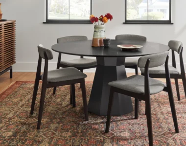 Meja dan Kursi Makan di Ruang Sempit