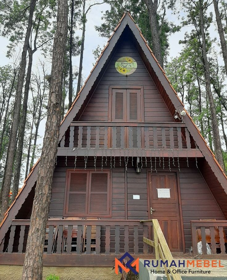 Vila Segitiga (A-Frame) 2 Lantai: Desain Kayu Rustic & Hybrid Modern