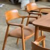 Kursi Cafe Jati Minimalis Modern Sandaran Melengkung dengan Dudukan Kulit