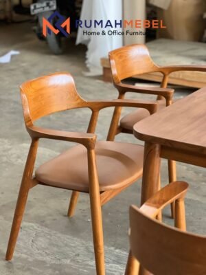Kursi Cafe Jati Minimalis Modern Sandaran Melengkung dengan Dudukan Kulit