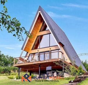 Rumah Segitiga Kayu Jati Modern – Hunian Kekinian yang Estetik
