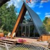 Rumah Segitiga Glamping Modern Kayu dengan Fasad Kaca Panorama
