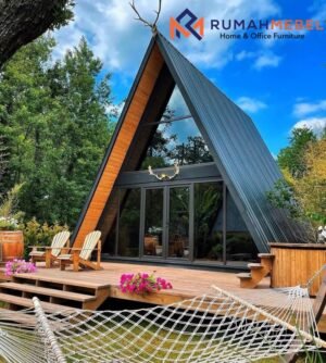 Rumah Segitiga Glamping Modern Kayu dengan Fasad Kaca Panorama