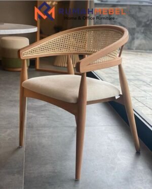 Kursi Cafe Kayu Jati Minimalis Rotan Sandaran L melengkung dengan Jok Dudukan Empuk