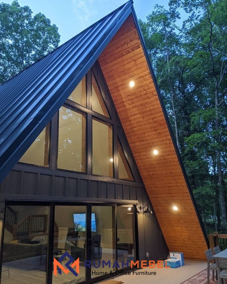 Rumah Segitiga Modern dengan Dinding Kaca Full View