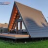 Rumah Segitiga Kayu Minimalis Modern – Desain Elegan dengan Teras Luas