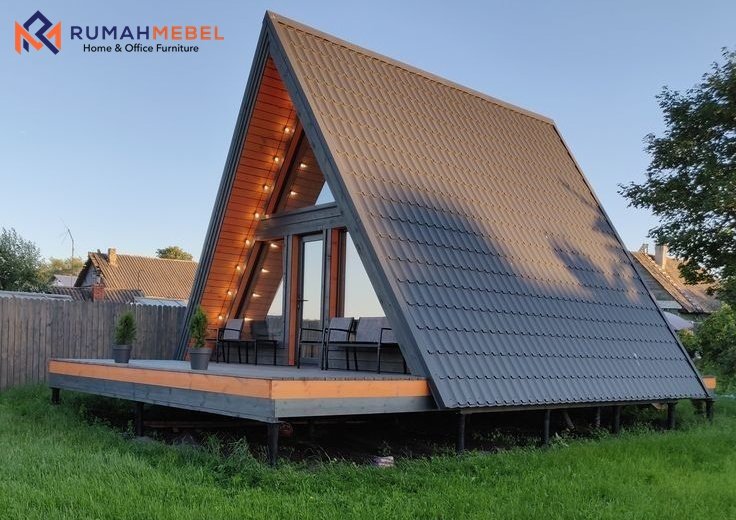 Rumah Segitiga Kayu Minimalis Modern – Desain Elegan dengan Teras Luas
