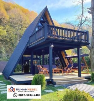 Keindahan Dramatis! Villa Kayu A-Frame 2 Lantai Hitam Elegan dengan Balkon Luas