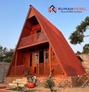 Rumah Segitiga Kayu Minimalis Modern dengan Balkon Atas