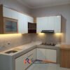 Kitchen Set Minimalis Bentuk L: Kombinasi Putih dan Woodgrain Elegan