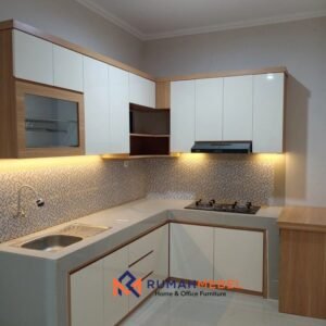 Kitchen Set Minimalis Bentuk L: Kombinasi Putih dan Woodgrain Elegan